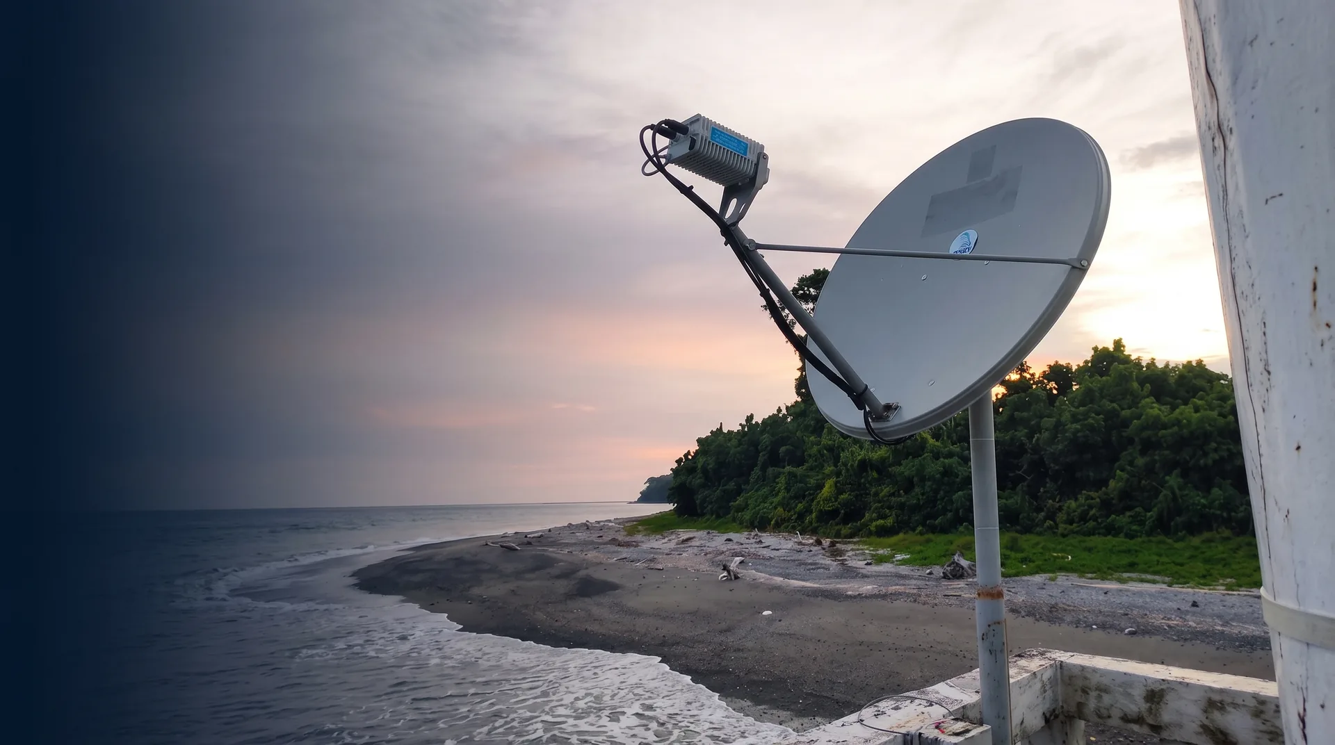Infrastruktur Antena Satelit VSAT Remote Coastal & Internet Desa 3T BKU